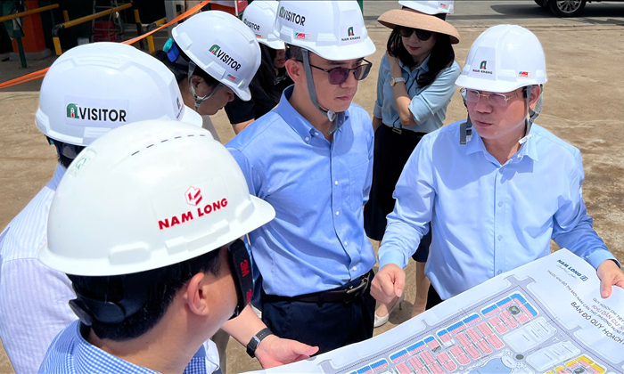 THỨ TRƯỞNG NGUYỄN VĂN SINH CÙNG ĐOÀN CÔNG TÁC KIỂM TRA TIẾN ĐỘ DỰ ÁN CHUNG CƯ NHÀ Ở XÃ HỘI NAM LONG 2